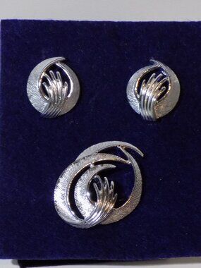 Vintage Deadstock Signed Sarah Coventry Clip-On Earrings & Brooch Set